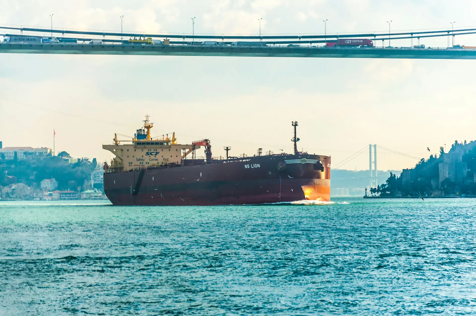İstanbul Boğazı’ndan geçen bir yük gemisi