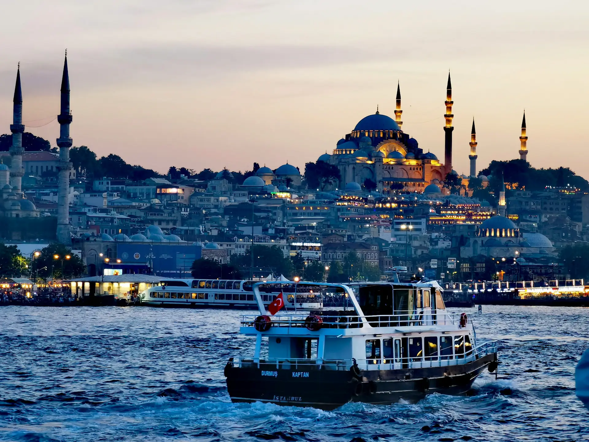 Akşam saatlerinde İstanbul, Süleymaniye Camii ve Haliç